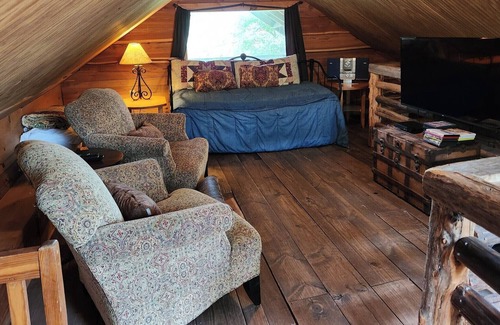 Brenham Cabina | Secluded Log Cabin with Hot Tub at Scenic Hill Retreat
