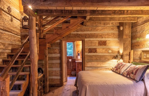 Brenham Cabina | Secluded Log Cabin with Hot Tub at Scenic Hill Retreat