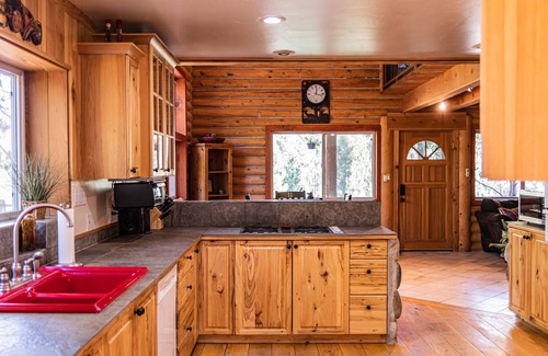 Boise Cabina | Secluded Log Home, Large Deck, Abundant Wildlife,Peace & Quiet, Beautiful Views!
