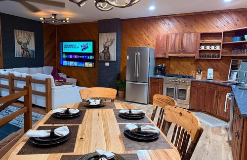 South Bloomingville Cabina | Secluded, Luxuriously Remodeled, Gaming, Hot Tub!