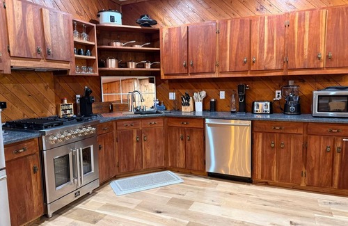 South Bloomingville Cabina | Secluded, Luxuriously Remodeled, Gaming, Hot Tub!