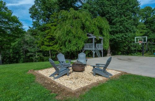 Skyland Casa | Secluded Luxury Home with Pool and Hot Tub in ASHEVILLE 15 min to Downtown