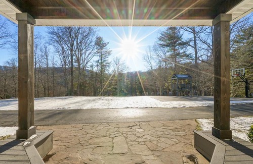 Skyland Casa | Secluded Luxury Home with Pool and Hot Tub in ASHEVILLE 15 min to Downtown