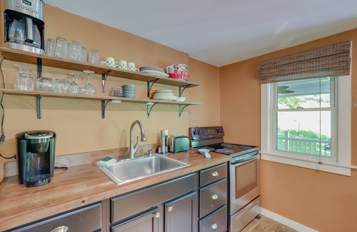 Marshall Cabaña | Aislada Marshall Cottage w / Hot Tub & Mtn Vistas!