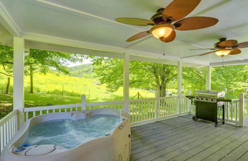 Marshall Casa | Secluded Marshall Cottage Hot Tub and Mountain View