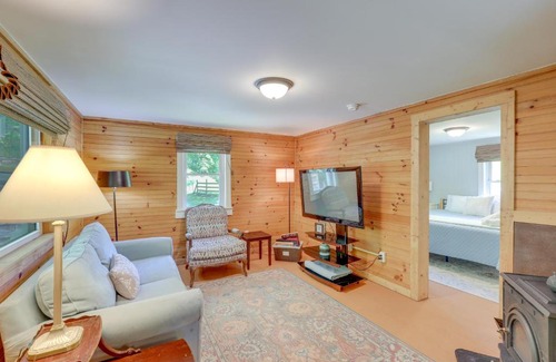 Marshall Casa | Secluded Marshall Cottage Hot Tub and Mountain View