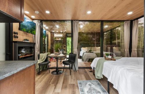 Caton Casa | Secluded Mirror Cabin-Luxury-Hot Tub-FirePit