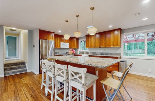 Maltby Casa | Secluded Modern Escape in Snohomish with Private Sport Court
