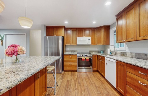 Maltby Casa | Secluded Modern Escape in Snohomish with Private Sport Court
