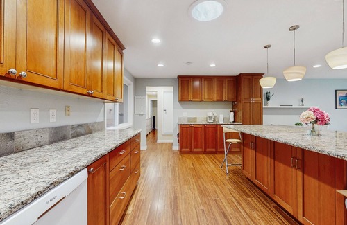 Maltby Casa | Secluded Modern Escape in Snohomish with Private Sport Court