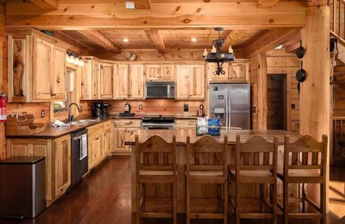 Helen Cabina | Secluded Mountain Views | Hot Tub | Pickleball