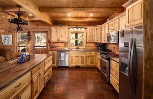 Helen Cabina | Secluded Mountain Views | Hot Tub | Pickleball