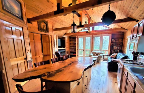 Spruce Pine Casa | Secluded mountain cabin w. amazing views on 12 acres 3 miles to Blue Ridge Pkwy!