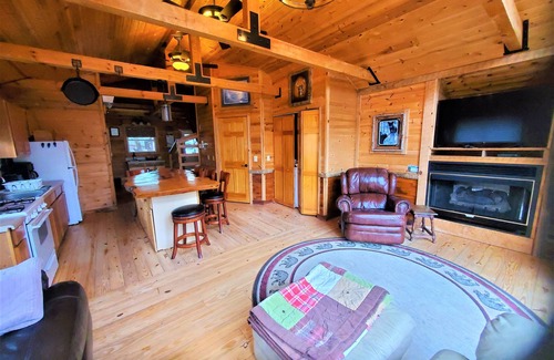 Spruce Pine Casa | Secluded mountain cabin w. amazing views on 12 acres 3 miles to Blue Ridge Pkwy!