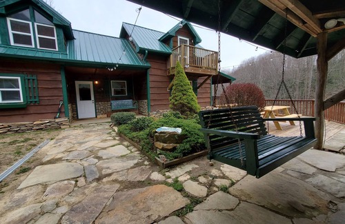 Spruce Pine Casa | Secluded mountain cabin w. amazing views on 12 acres 3 miles to Blue Ridge Pkwy!