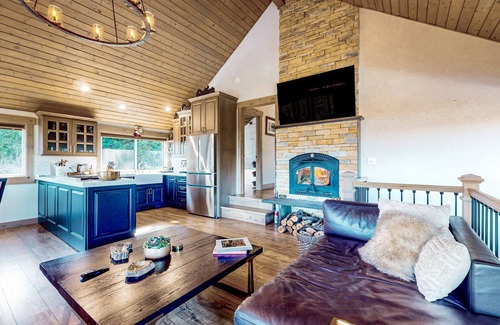 Cle Elum Casa | Secluded mtn-view home with game room, private hot tub, outdoor kitchen, & grill