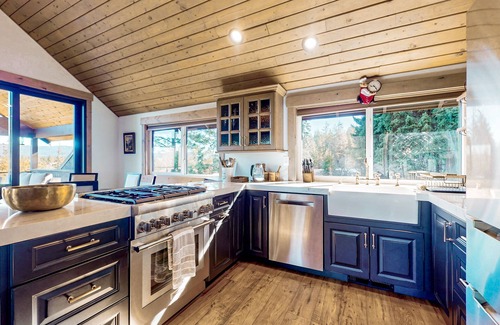 Cle Elum Casa | Secluded mtn-view home with game room, private hot tub, outdoor kitchen, & grill