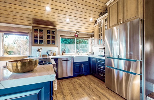 Cle Elum Casa | Secluded mtn-view home with game room, private hot tub, outdoor kitchen, & grill