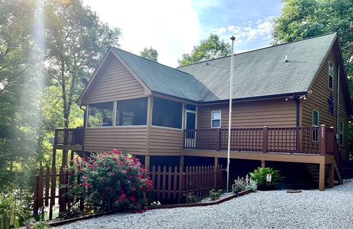 Flat Hollow Marina Casa | Secluded No Wake Cove - Private Covered Dock - Screened Porch - Kayaks - Netflix