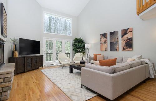 Fairview Casa | Secluded oasis in Asheville! GAME room MOVIE theater HOT tub - 20 min to Biltmore!