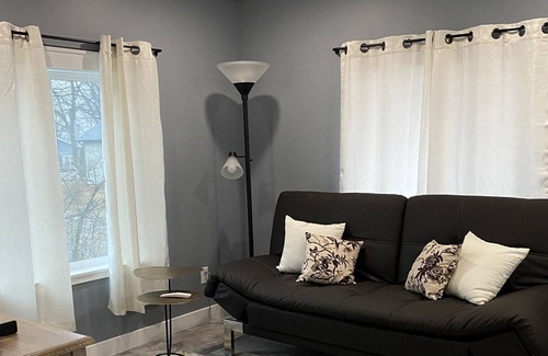 Valparaiso Apartamento | Secluded one bedroom carriage house with King bed, steps to downtown Valparaiso!