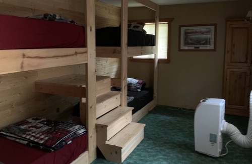 Wakefield Cabina | Secluded & Peaceful Riverside Cabin w/ Parking