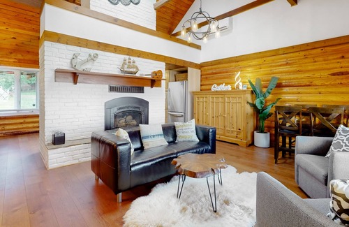 Blaine Cabina | Secluded, peaceful waterfront cabin with furnished patio & full kitchen