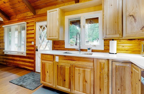 Blaine Cabina | Secluded, peaceful waterfront cabin with furnished patio & full kitchen