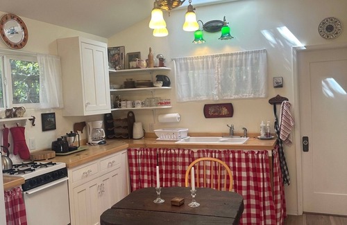 Ojai Casa | Secluded, private one bedroom house in Ojai Arbolada neighborhood, walk to town