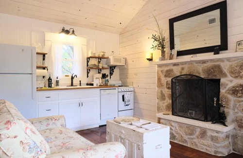 Canyon Lake Cabaña | Cabaña con Encanto Shabby Chic de 1 habitación con cocina