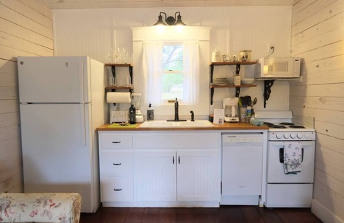 Canyon Lake Cabaña | Cabaña con Encanto Shabby Chic de 1 habitación con cocina