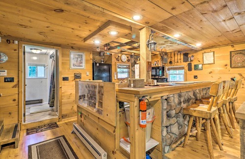 Kunkletown Cabina | Secluded & Quiet Pocono Mountain Cabin w/ Hot Tub!