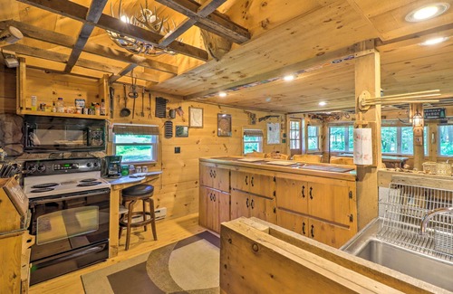 Kunkletown Cabina | Secluded & Quiet Pocono Mountain Cabin w/ Hot Tub!