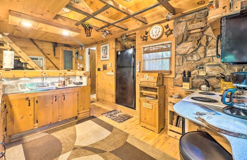 Kunkletown Cabina | Secluded & Quiet Pocono Mountain Cabin w/ Hot Tub!