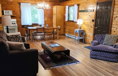 Tylersburg Cabina | Secluded Red Maple Cabin