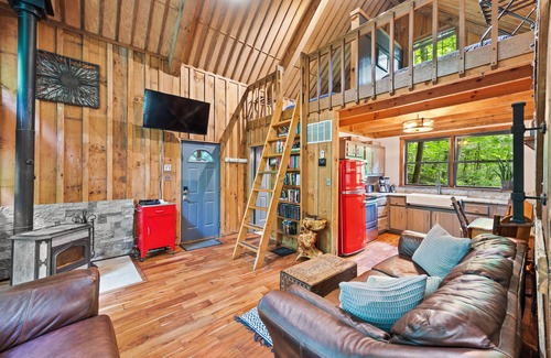Campton Cabina | Aislado Red River Gorge Pet-Friendly Cabina en 3 acres (Serenity Falls)