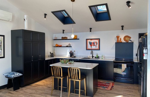 Lucerne-in-Maine Apartamento | Secluded retreat, modern luxury loft, Phillips Lake, Maine, close to Acadia.