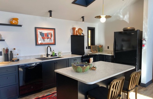 Lucerne-in-Maine Apartamento | Secluded retreat, modern luxury loft, Phillips Lake, Maine, close to Acadia.
