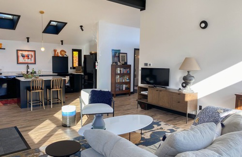 Lucerne-in-Maine Apartamento | Secluded retreat, modern luxury loft, Phillips Lake, Maine, close to Acadia.