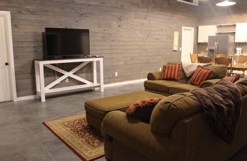 Orangeburg Casa | Secluded Retreat With hot tub ideal to fish and relax on private pond