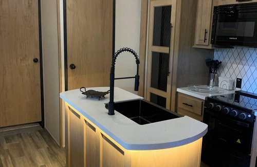 Coram Casa | Secluded riverfront RV 7 Miles from Glacier National Park!
