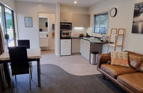 Clive Cabaña | Aislado conjunto Cottage Riverside en el jardín nativo
