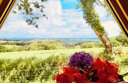 High Bickington Cabina | Secluded Romantic Cabin with Stunning Exmoor Views and Private Hot Tub