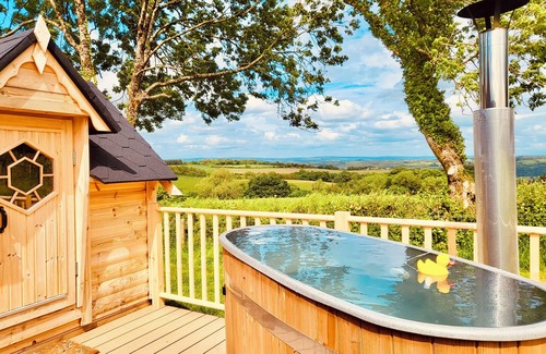 High Bickington Cabina | Secluded Romantic Cabin with Stunning Exmoor Views and Private Hot Tub