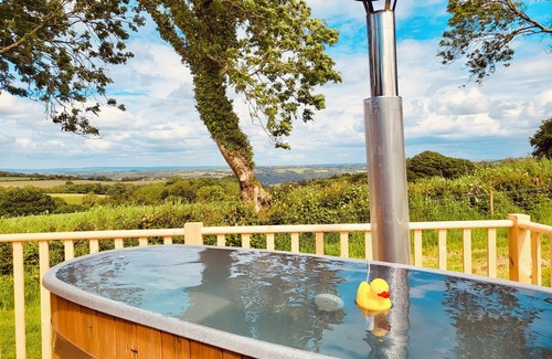 High Bickington Cabina | Secluded Romantic Cabin with Stunning Exmoor Views and Private Hot Tub