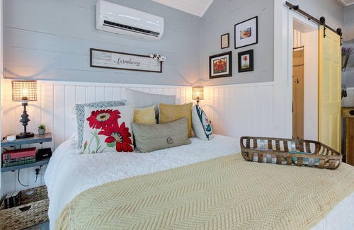 Hondo Cabina | Secluded & Romantic Tiny Farmhouse Getaway