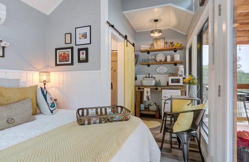 Hondo Cabina | Secluded & Romantic Tiny Farmhouse Getaway