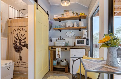 Hondo Cabina | Secluded & Romantic Tiny Farmhouse Getaway