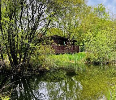 Allerthorpe Chalet De Esquí | Secluded Rustic Cabin - A Digital Detox Paradise.