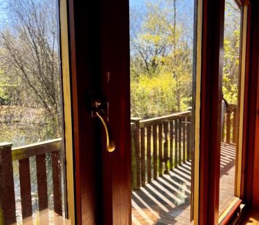 Allerthorpe Chalet De Esquí | Secluded Rustic Cabin - A Digital Detox Paradise.